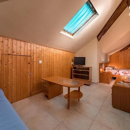 With Shared Heated Pool Apartamento