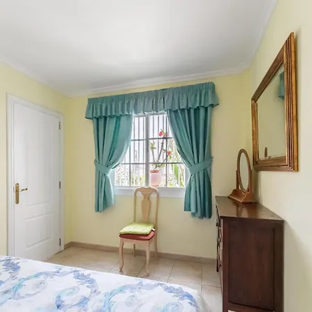 With Shared Heated Pool Apartamento *